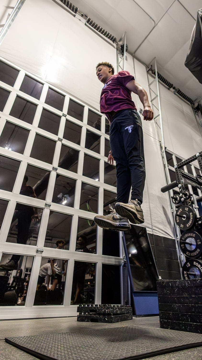 Athlete training reactive strength with Plyomat